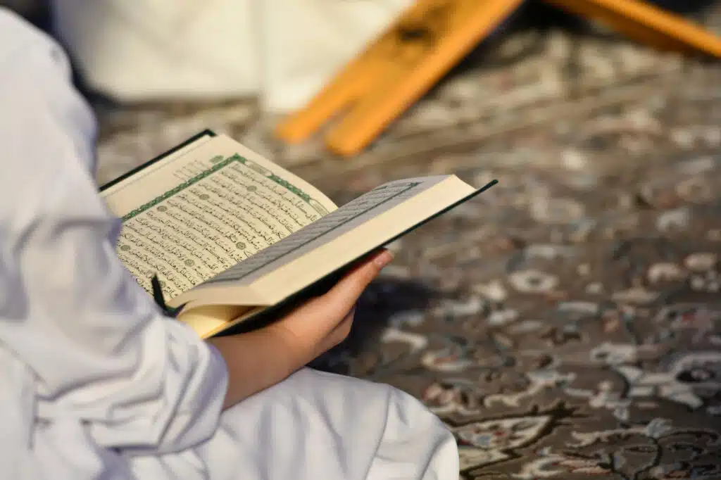 Est-on Récompensé de Lire le Coran en Français - Merkez al Bourhan