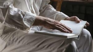 Peut-on apprendre l’arabe juste avec le Coran ? Avantages et limites - Merkez al Bourhan