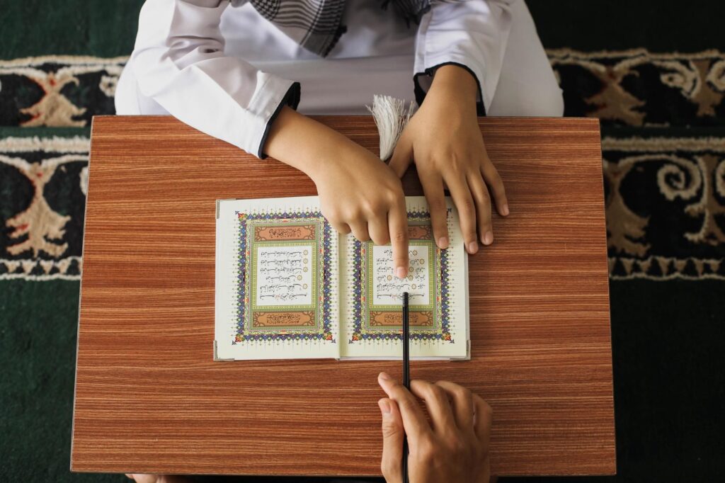 Les 5 erreurs des débutants qui apprennent à lire le Qur’an - Merkez al Bourhan