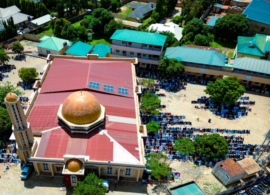 Mosquée - prière islamique - Aerial view of a mosque and congregation during prayer in Kaduna, Nigeria.