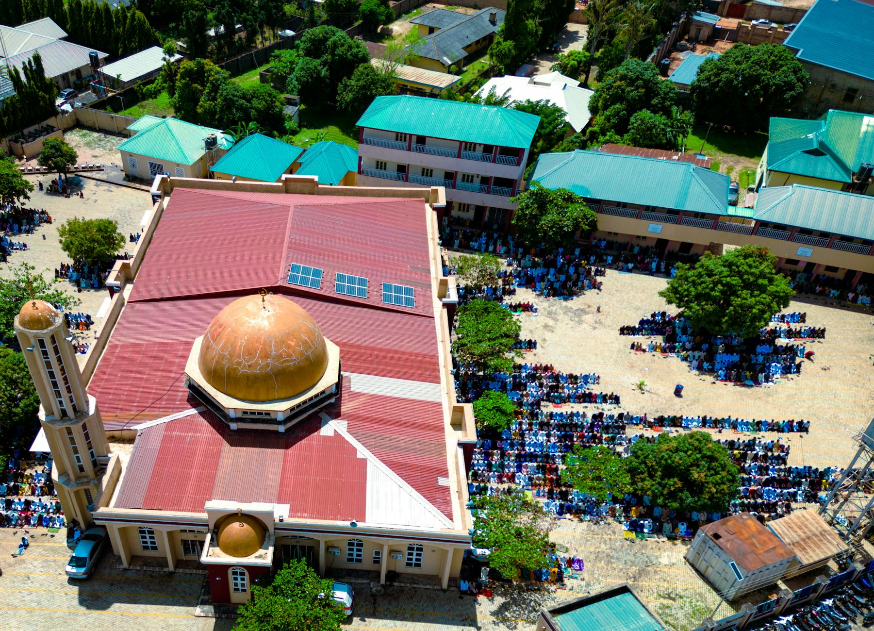 Mosquée - prière islamique - Aerial view of a mosque and congregation during prayer in Kaduna, Nigeria.